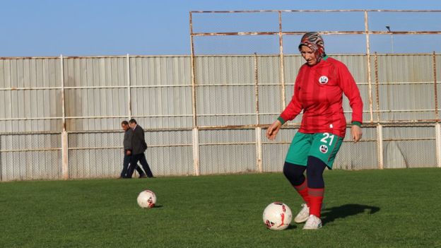 La inspiradora historia de la mujer turca que se convirtió en jugadora de fútbol a los 48 años