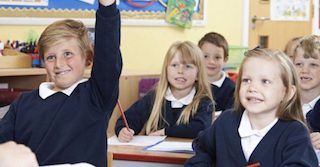A esta edad las niñas comienzan a creer que los hombres son más inteligentes