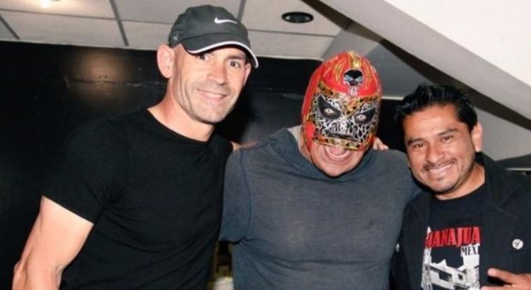 Jémez se olvida un rato de Cruz Azul y asiste a la Lucha Libre