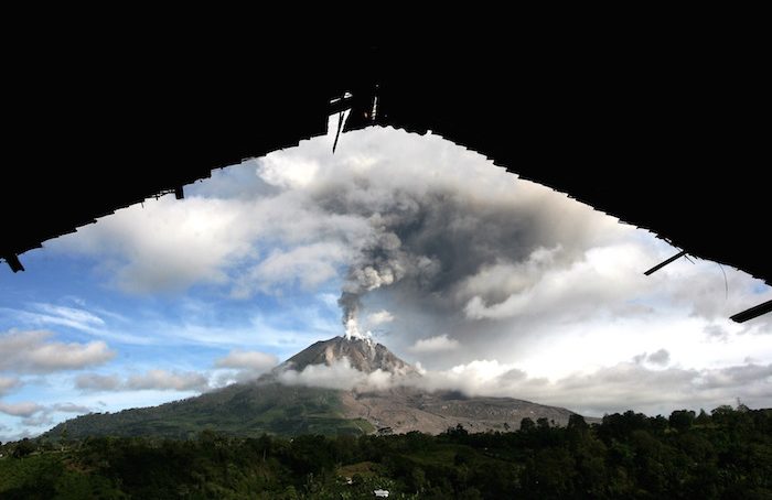 Indonesia eleva al máximo nivel alerta por volcán en Bali y cierra aeropuerto internacional