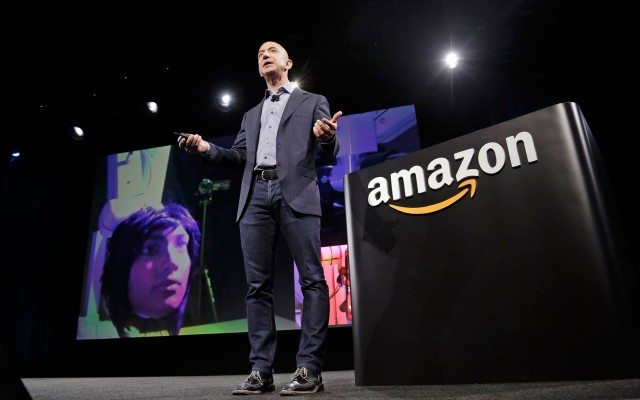 Jeff Bezos respalda demanda en contra del veto migratorio de Trump