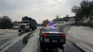 Granizada interrumpe circulación en la Puebla-Perote