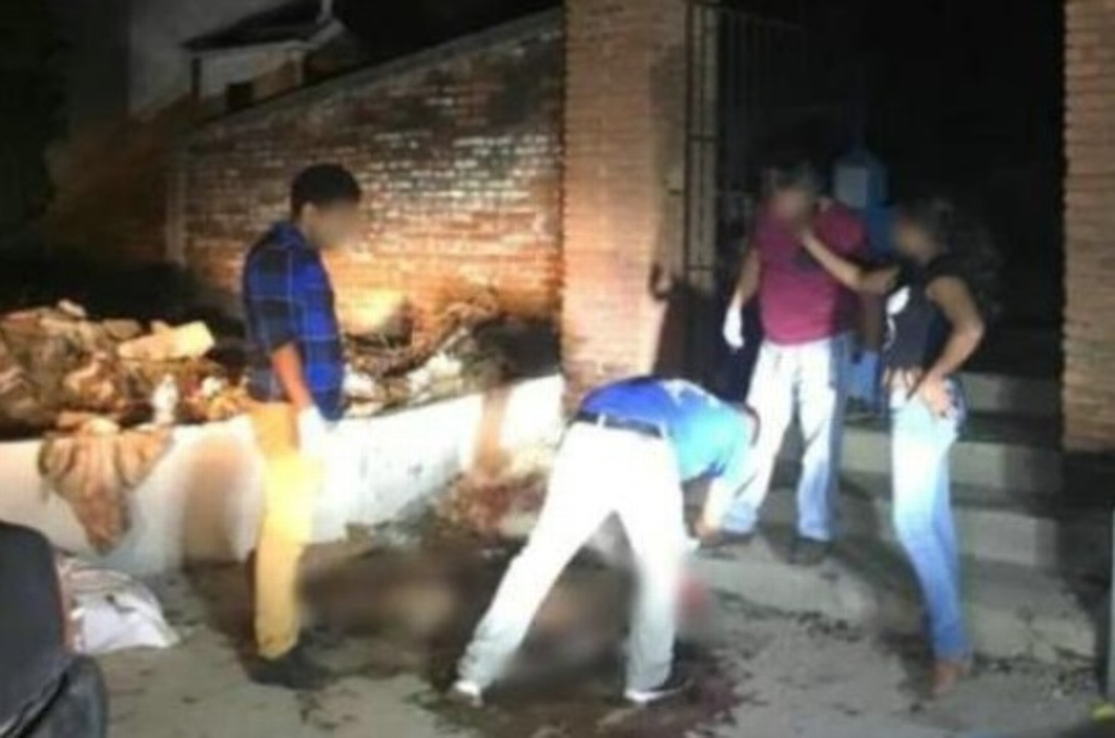 Denuncian médico forense por realizar necropsias en plena calle