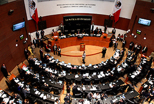¿Cuánto percibe un senador sin título universitario?
