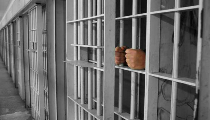 Sentencian a mujer que explotaba laboralmente a su hija adoptiva
