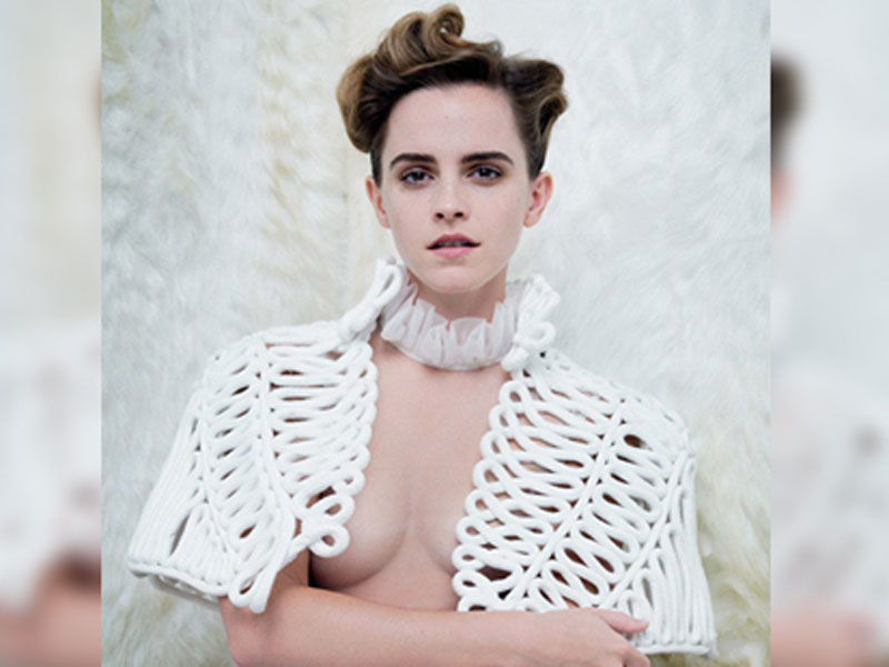 Emma Watson posa de manera elegante sin sostén