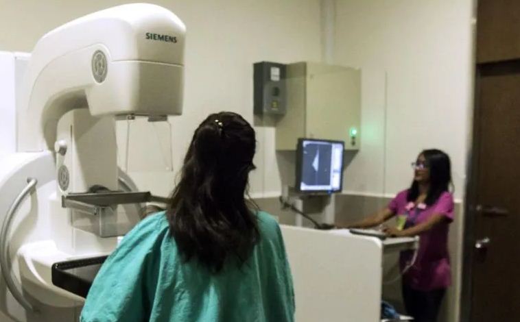 Más de 100 mil médicos y enfermeras buscan plaza; contratarán a ocho mil