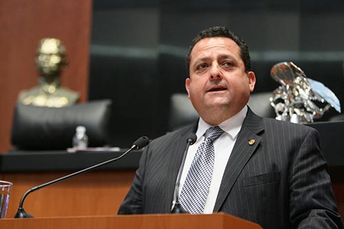 Difunden video de presunto gobernador de BCS divirtiéndose con sexy vedette