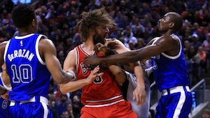 Dos jugadores, a las trompadas en un partido de la NBA Ibaka y Robin Lopez se tomaron a golpes de puño y fueron expulsados