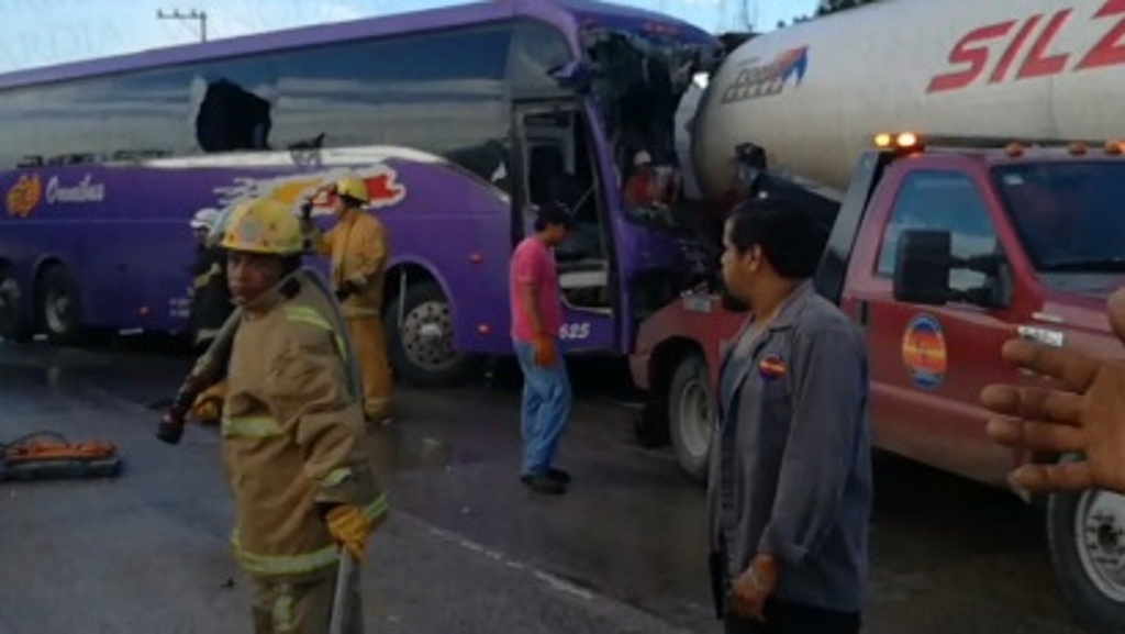 Choca autobús contra pipa en Tuxpan, Veracruz; hay personas heridas y el chofer prensado