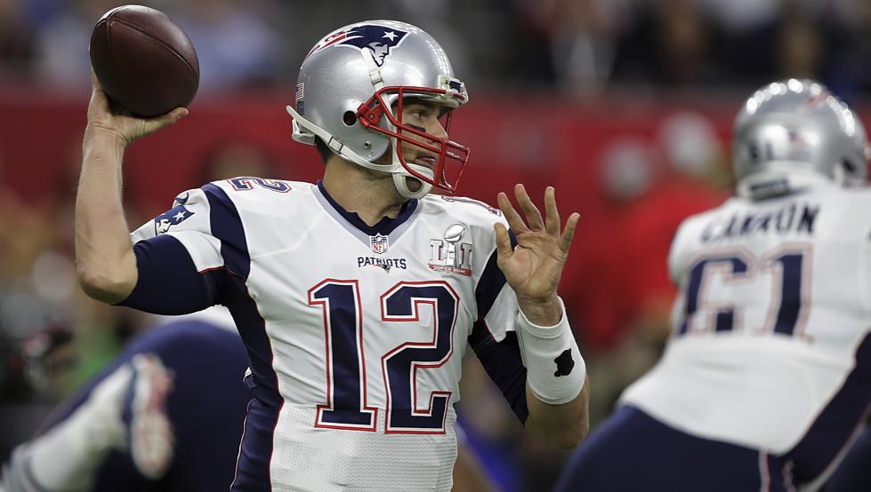 Tom Brady dispuesto a jugar seis o siete años más, declara dueño de Patriotas