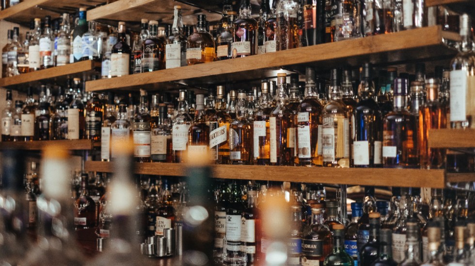 Contemplan impuesto a bebidas alcohólicas; organismos piden frenarlo