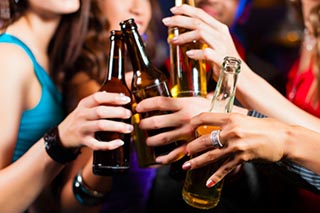 El cerebro decide cuándo parar de beber gracias a un principio matemático