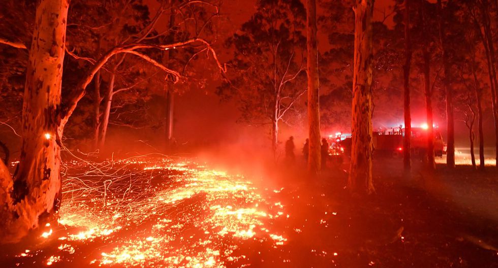 El fuego consume Australia y desplaza a miles de residentes
