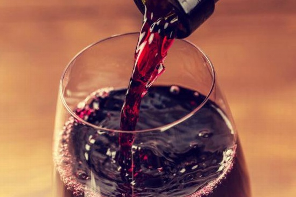 Estudio revela que beber vino tinto puede ayudar a bajar de peso