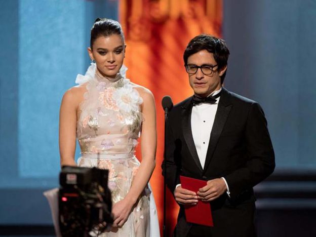 Gael García Bernal alza la voz contra el muro en los Oscar