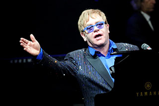 Elton John se recupera tras contraer “infección mortal”