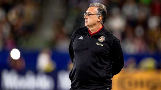 A contrarreloj, Martino pone paños fríos al Tri que cumple con su perfil