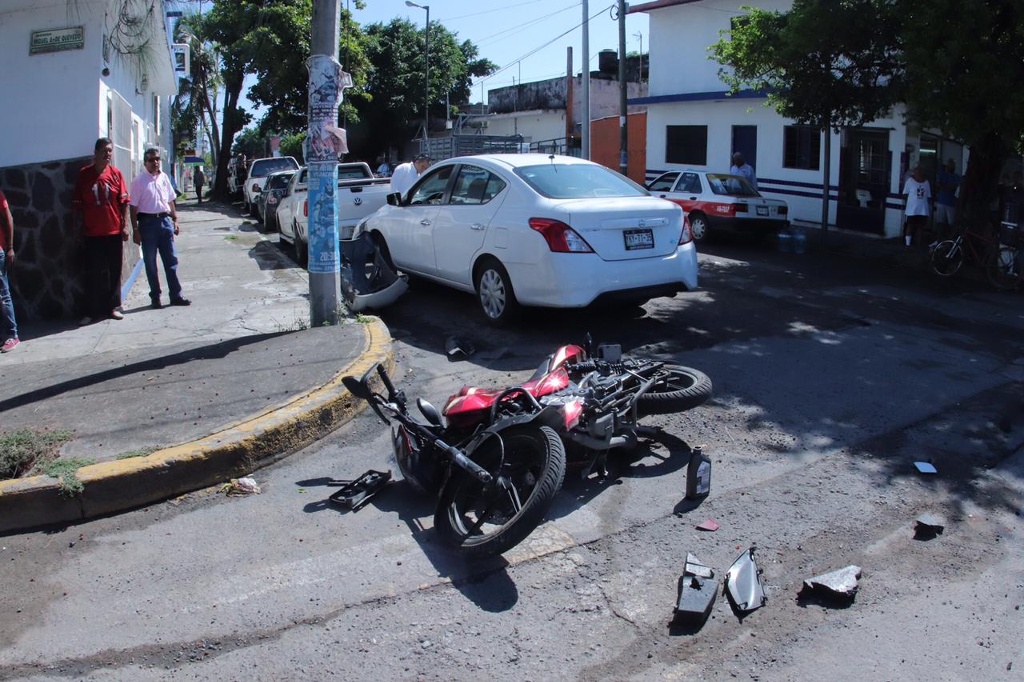 Motociclista se impacta contra un automóvil, en Veracruz; lo trasladan a hospital (+fotos)