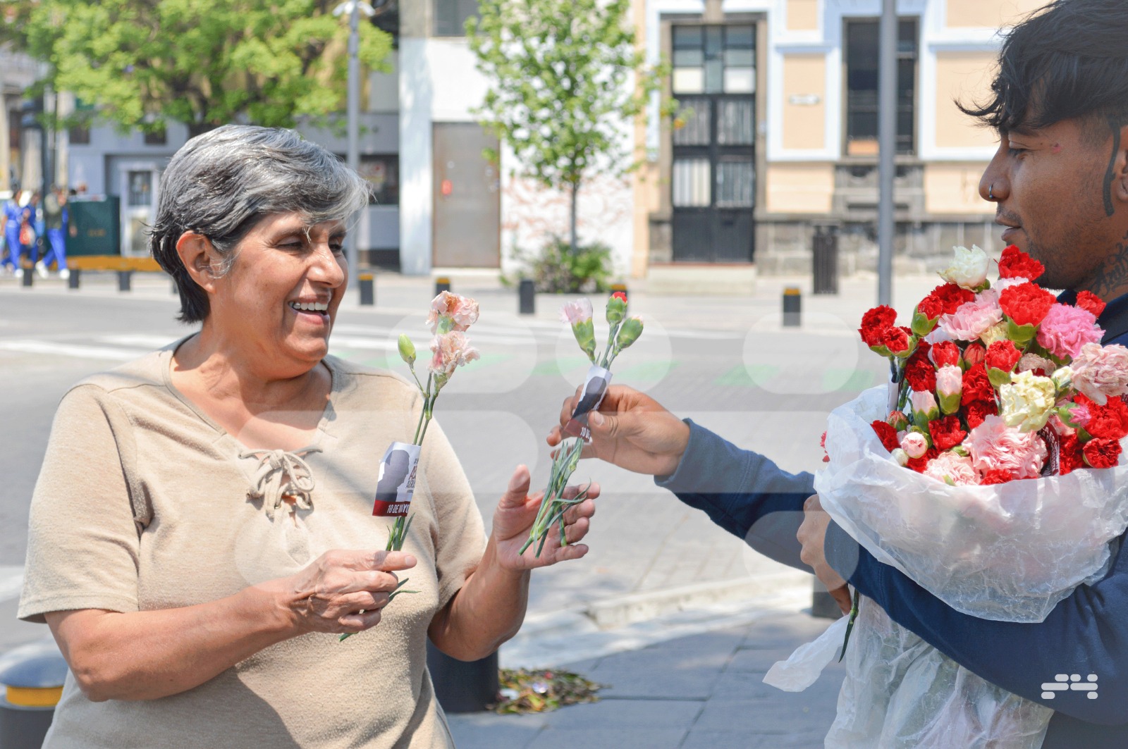 Adán Augusto López tiene presente a las Madres Poblanas en su día.