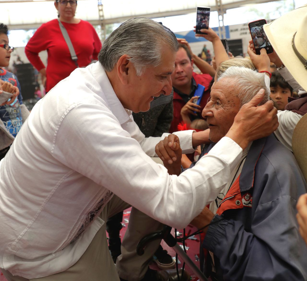 Crear programas de apoyo a las mujeres en todo el país, plantea Adán Augusto López Hernández