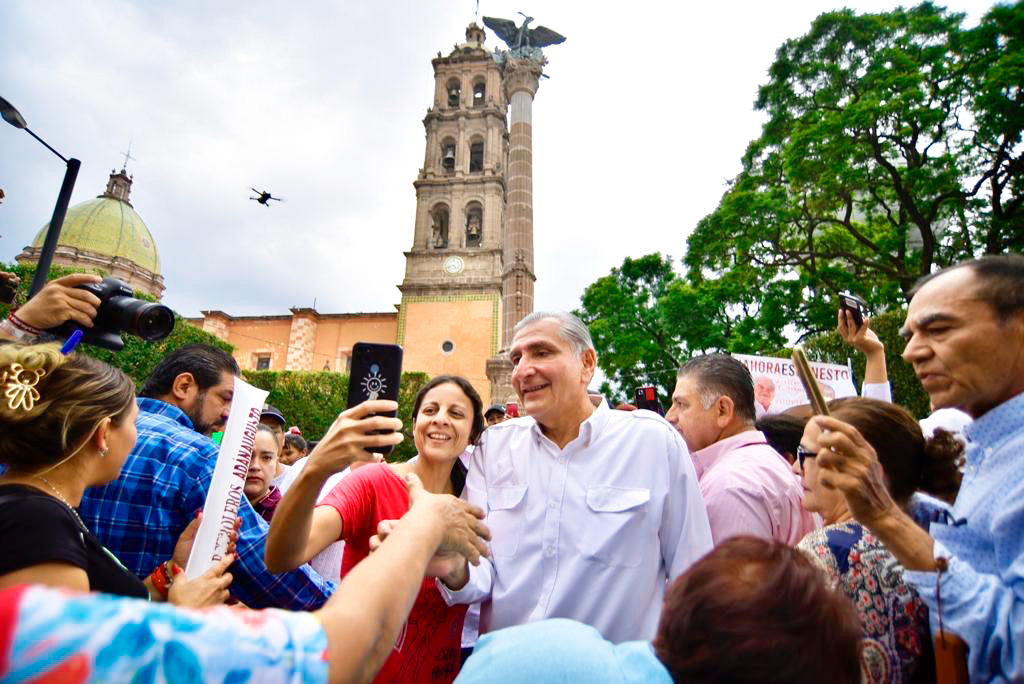 Tarde lluviosa eleva ánimo de Adán Augusto López Hernández y anfitriones: “Ni el agua ni el viento detienen este movimiento”, clama el tabasqueño