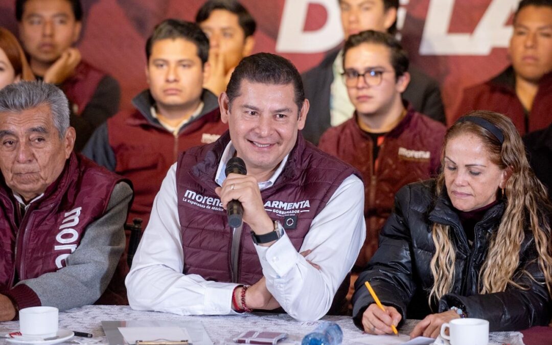 Alejandro Armenta propone ecoparque en La Malintzi durante su escalada al pico.