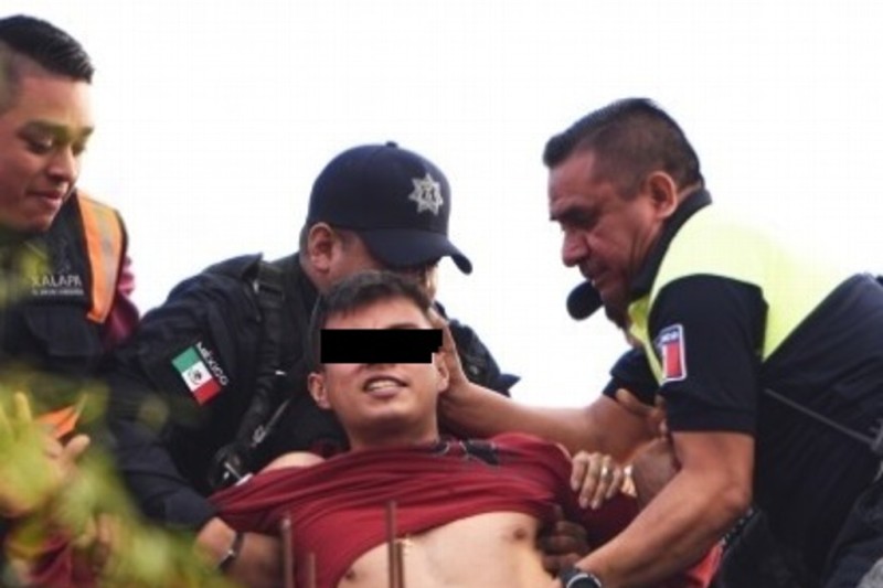 Ingresa joven a un domicilio sin autorización y amenaza con suicidarse, en Xalapa, Veracruz