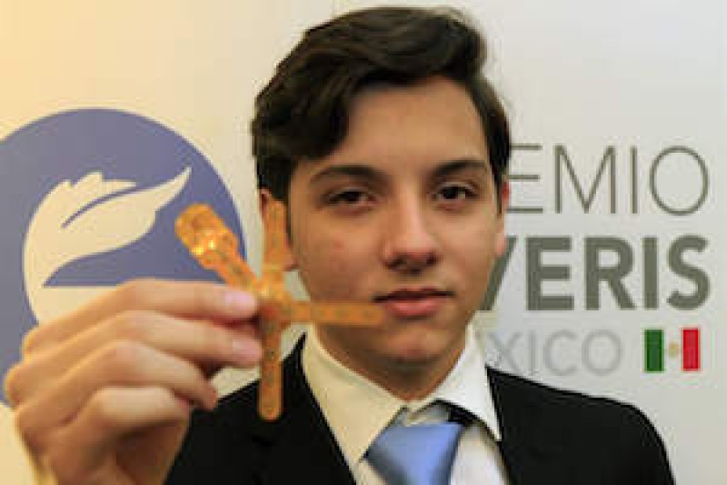 Joven mexicano gana premio por inventar brasier que detecta cáncer de mama