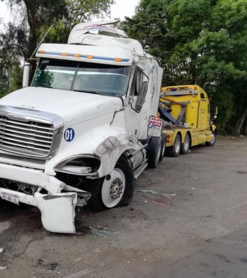 Vuelca tráiler que transportaba leche en la Puebla-Córdoba