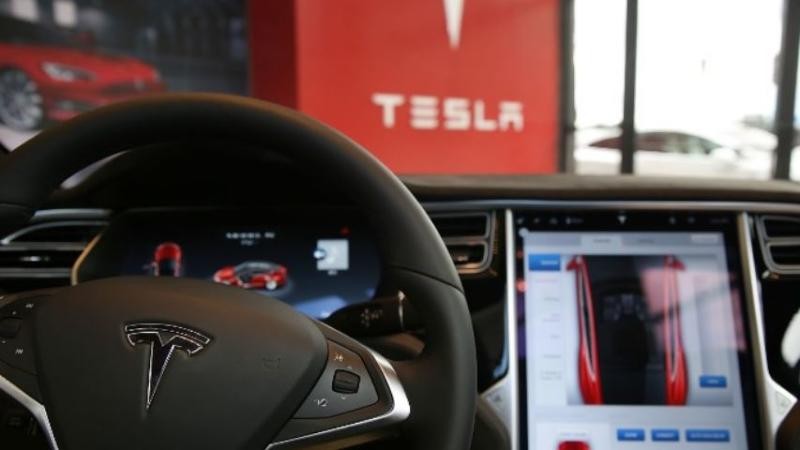 Un vehículo de Tesla en piloto automático, choca contra un camión de bomberos