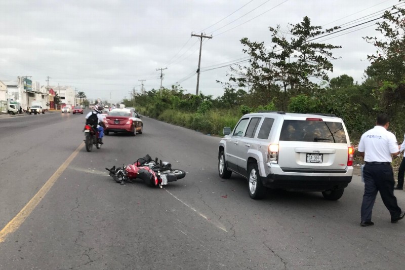 Motociclista se impacta contra camioneta en Boca del Río