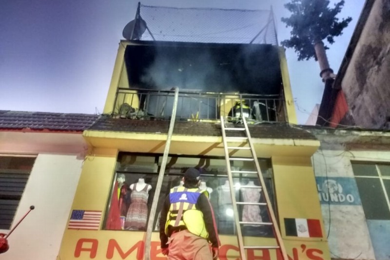 Incendio en bodega genera fuerte movilización de cuerpos de auxilio en Río Blanco, Veracruz