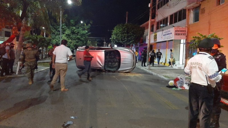 Taxi provoca volcadura de camioneta y huye con su acompañante, en Boca del Río