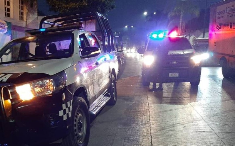 Les cayeron con 84 bolsitas de cristal y una pistola, en Xalapa