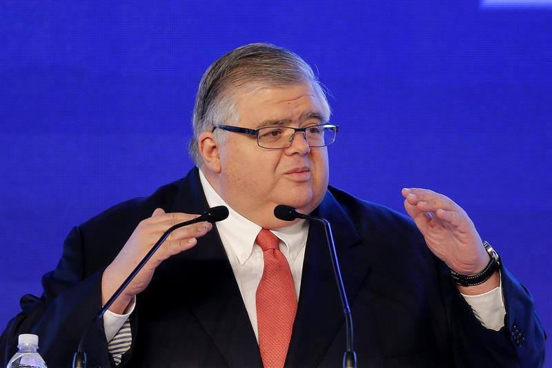 Aumento a salario mínimo debe hacerse con prudencia: Carstens