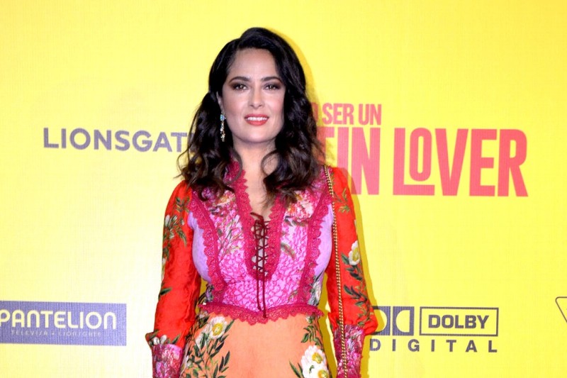 Salma Hayek apoya a damnificados por sismo de 2017