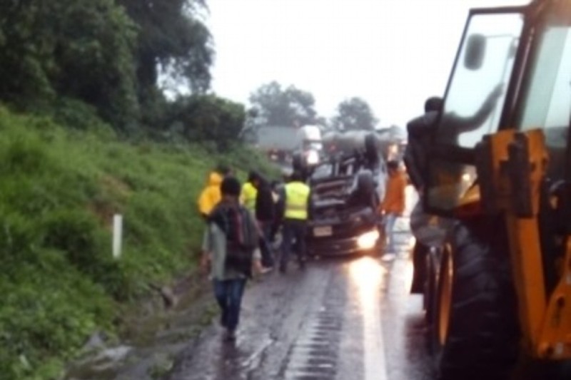 Fallece una persona en volcadura sobre autopista Ciudad Mendoza-Orizaba