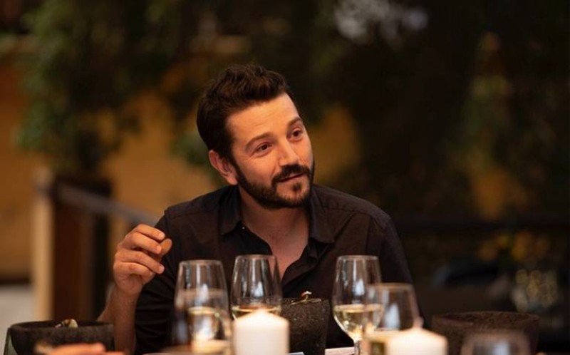 Diego Luna vincula el teatro y derechos humanos en Voces contra el poder