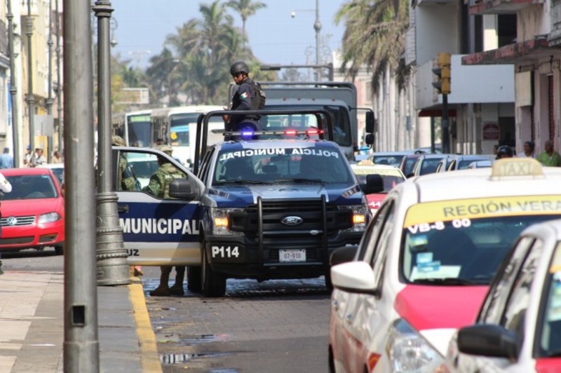 Asaltan mueblería en Veracruz; amarran a guardia de seguridad