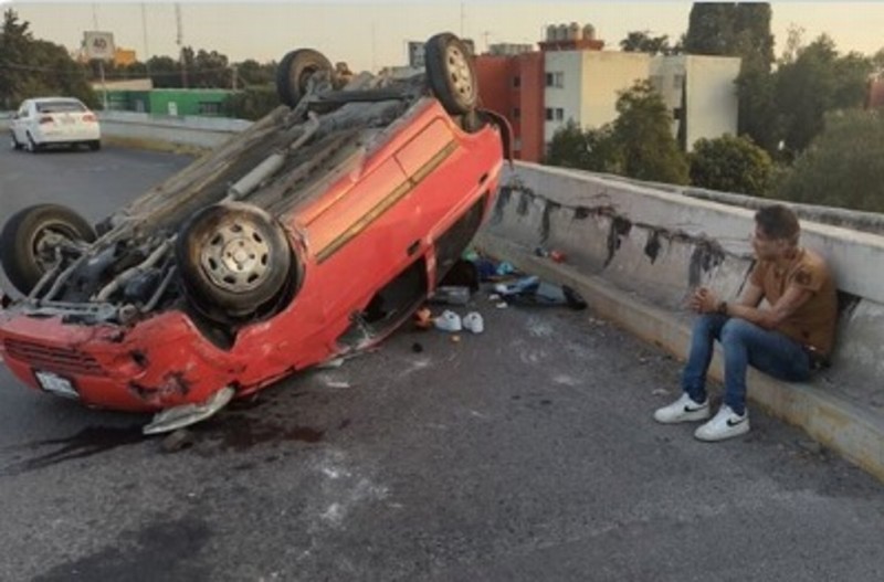 Muere copiloto tras salir proyectado sobre puente y caer a 8 metros