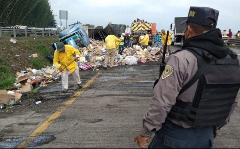 Se registra rapiña de mercancía de abarrotes en la autopista Córdoba-Puebla