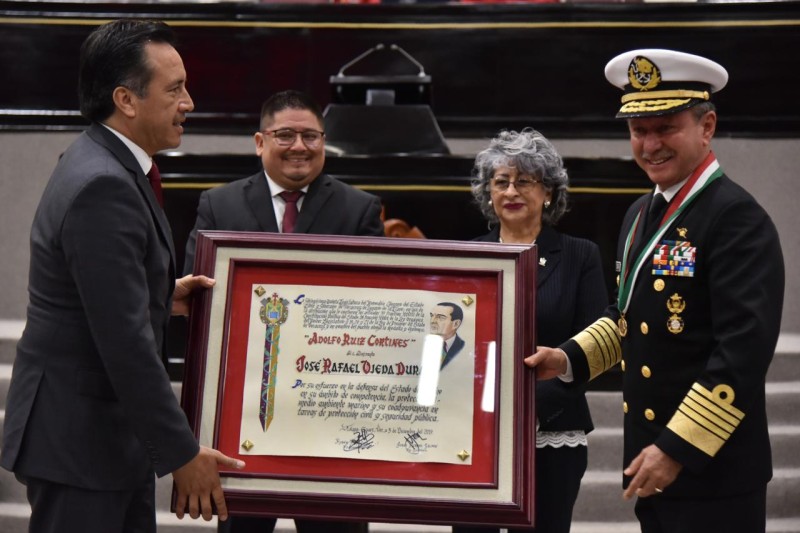 Reconocen con la medalla Adolfo Ruiz Cortines al almirante José Rafael Ojeda