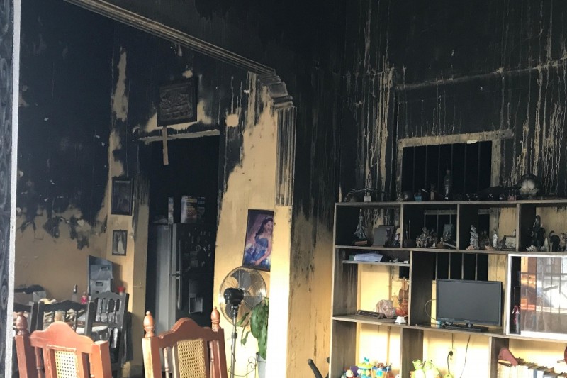 Por quedar vela encendida, vivienda se incendia en Veracruz