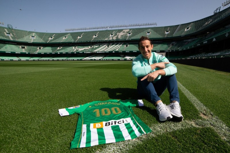 Betis reconoce a Guardado por sus 100 juegos en el equipo