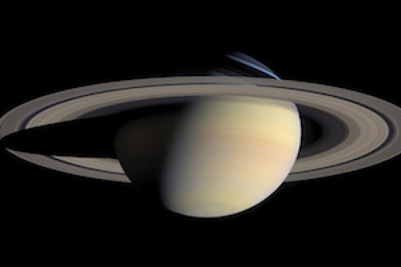 NASA revela imágenes de Saturno