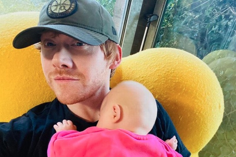 Rupert Grint estrena Instagram con foto junto a su hija