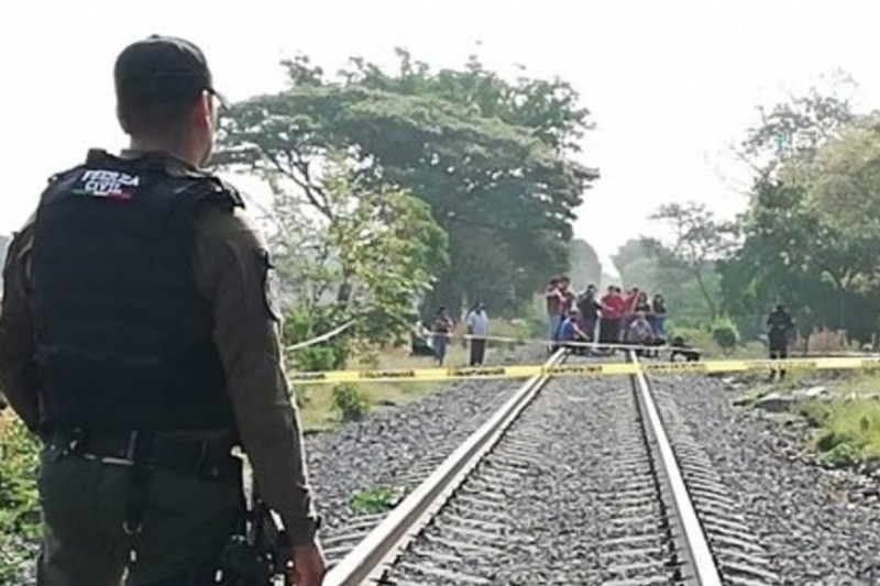 Jovencita de 16 años de edad pierde sus piernas al intentar subir al tren