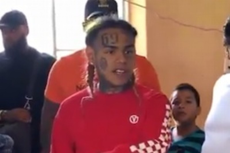 Rapero »6ix9ine» viajó a Puebla para visitar a su familia y regaló dinero (+Video)