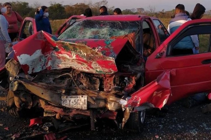 Aparatoso accidente deja 7 heridos, chocan de frente